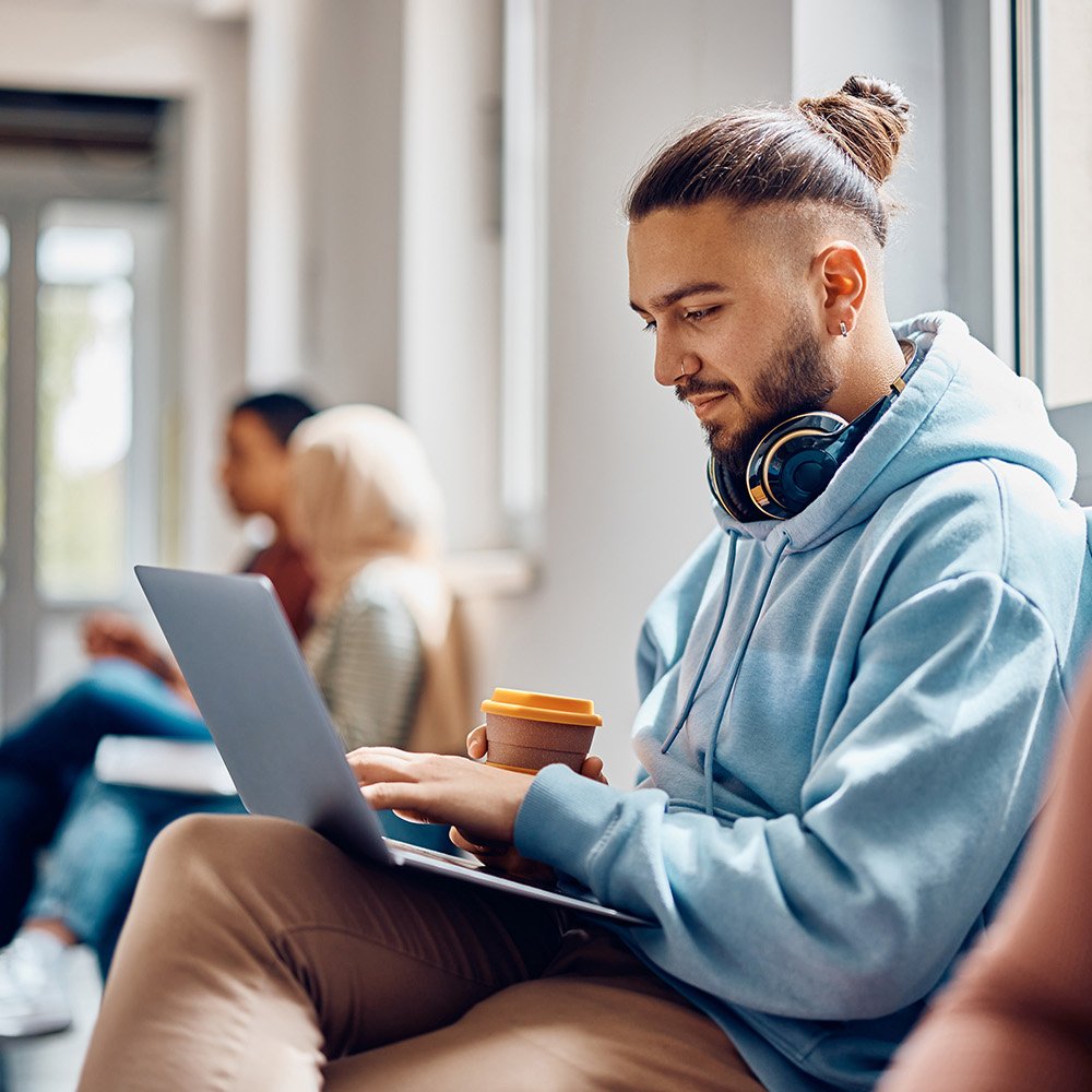 Junger Mann mit Laptop