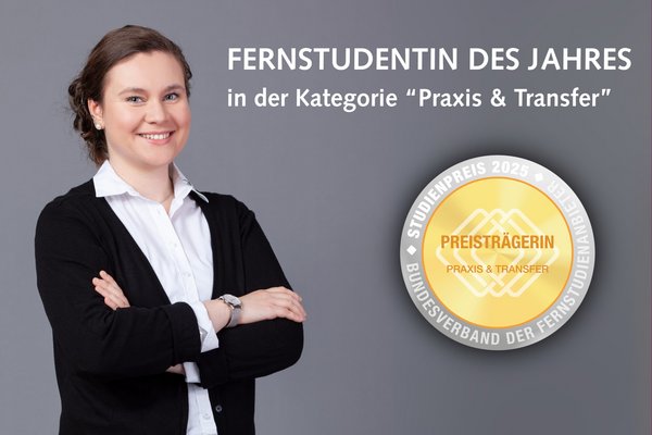 Anna-Maria Rager lächelt mit verschränkten Armen. Zudem ist das Siegel für den Studienpreis zu sehen.