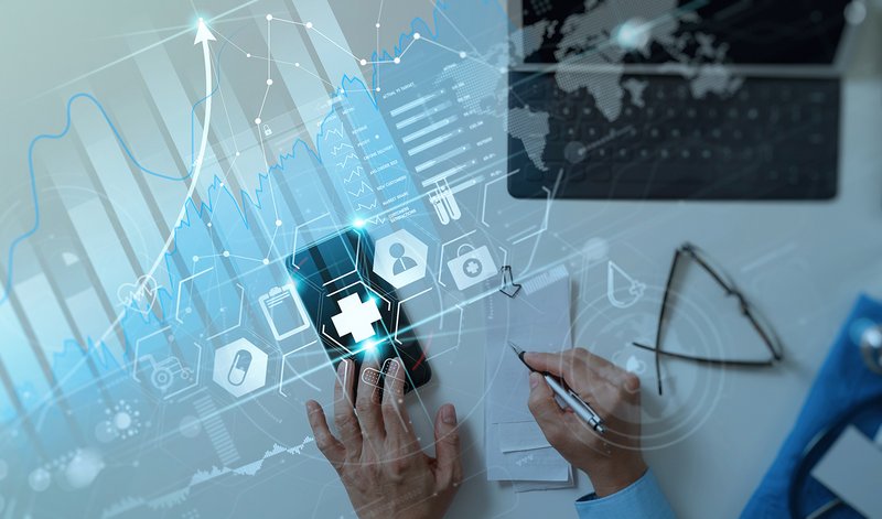 Zwei Hände: Eine Hand schreibt etwas auf einen Notizblock, die andere tippt auf ein Smartphone; im Hintergrund ist ein Laptop zu sehen. Die Szene ist überblendet von Kennwerten zu Public Health.