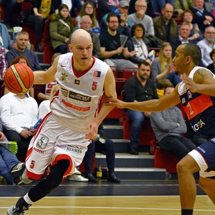 Basketballspieler Max Rockmann während eines Spiels