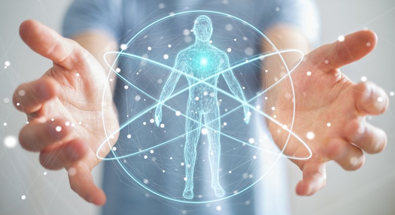 Ein leuchtender Mensch, umgeben von zwei Händen