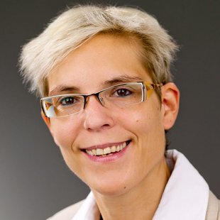 Porträt APOLLON Absolventin Master of Health Management Cornelia Baudisch