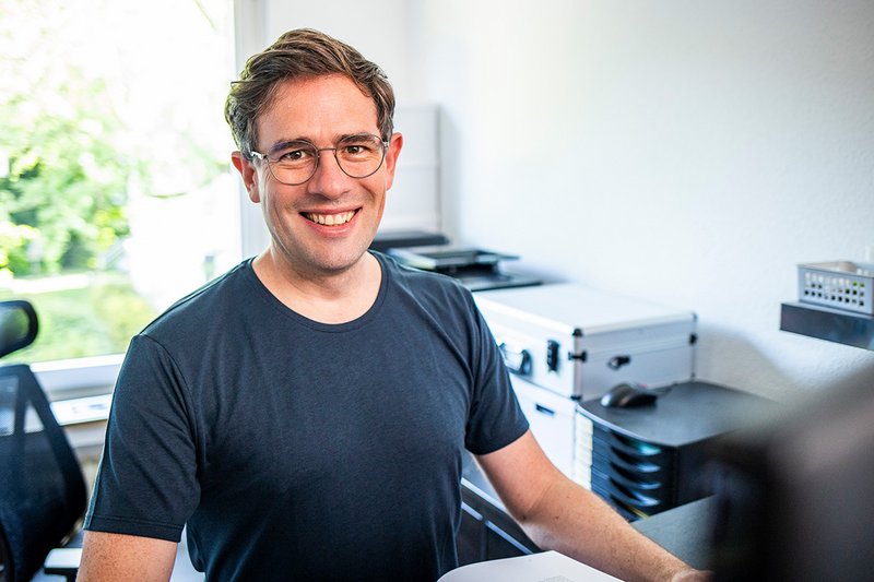 Studiengangsleiter Prof. Dr. Felix Hoffmann sitzt am Schreibtisch.